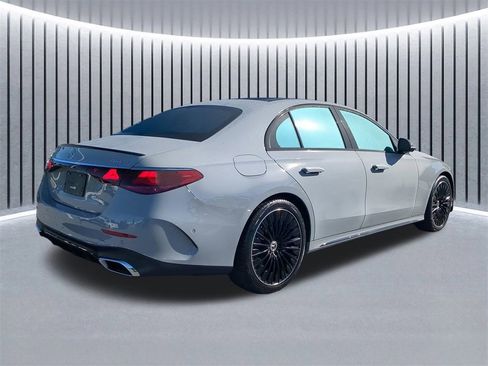 Used 2025 Mercedes-Benz E 350 4MATIC Sedan image 5