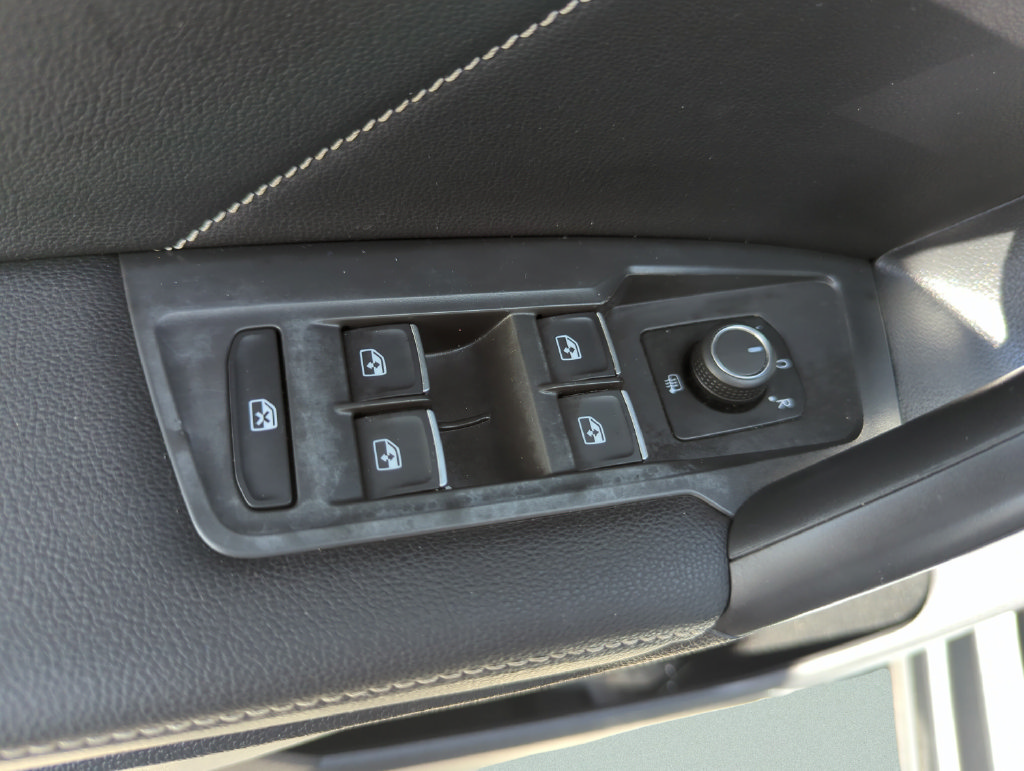 Used 2022 Volkswagen Tiguan SE FWD image 31