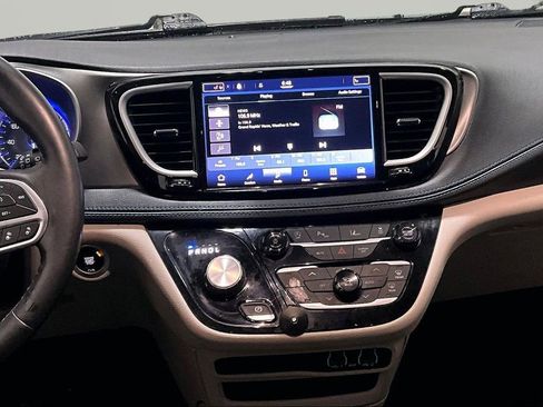 Used 2021 Chrysler Pacifica Touring-L image 9