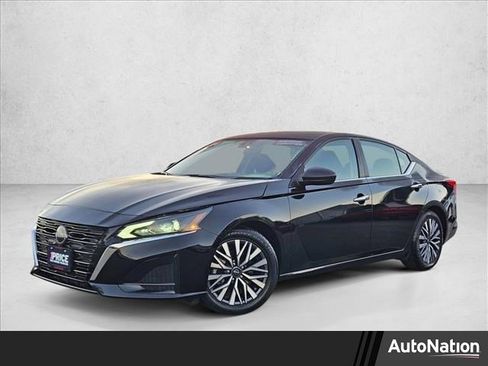 Used 2024 Nissan Altima 2.5 SV image 1