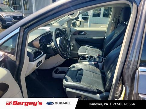 Used 2018 Chrysler Pacifica Touring-L w/ Advanced Safetytec Group FWD image 8