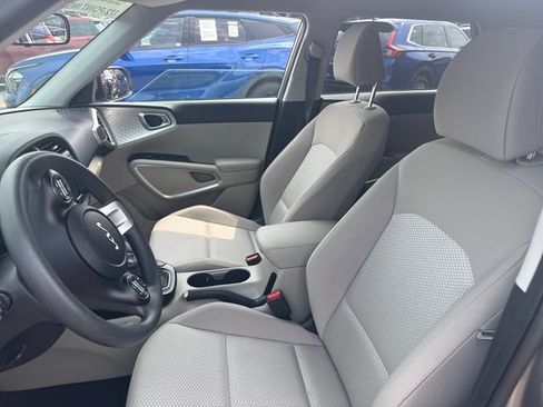 Used 2025 Kia Soul LX w/ LX Technology Package FWD image 13