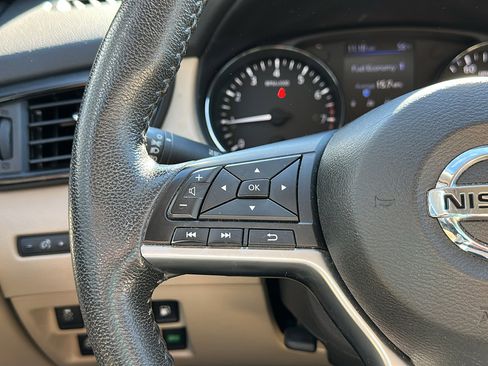 Used 2020 Nissan Rogue SV w/ Premium Package image 15