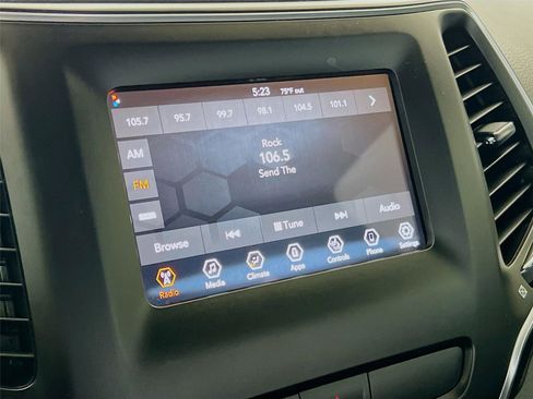 Used 2019 Jeep Cherokee Latitude w/ Cold Weather Group AWD/4WD image 7