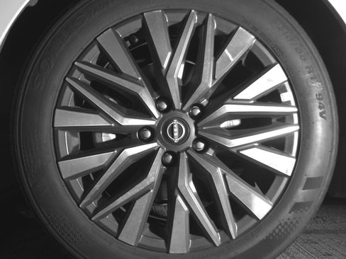 Used 2025 Nissan Altima 2.5 SV FWD image 12