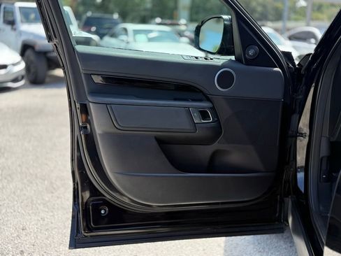 Used 2019 Land Rover Discovery SE image 9