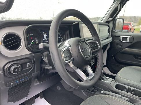 Used 2025 Jeep Wrangler Unlimited Sahara AWD/4WD image 10