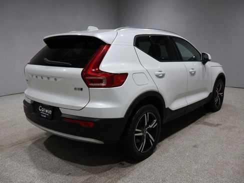 Used 2023 Volvo XC40 B5 Core image 2
