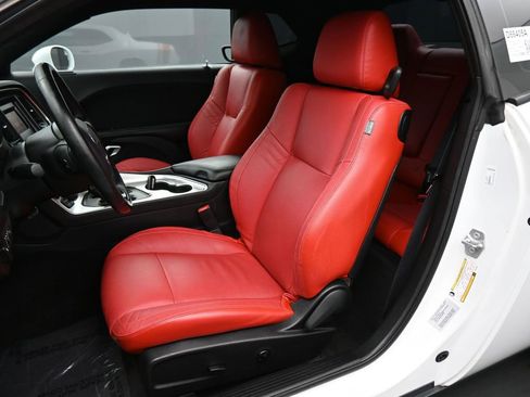 Used 2016 Dodge Challenger SXT image 11