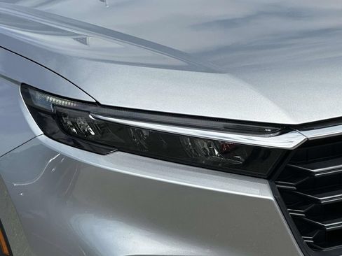 Used 2025 Honda CR-V EX image 7