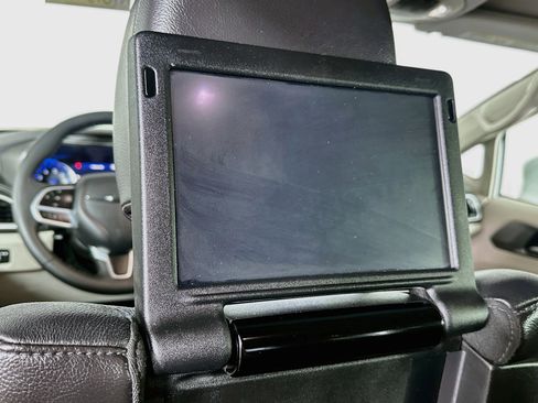 Used 2022 Chrysler Pacifica Touring-L w/ Uconnect Theater Family Group FWD image 24