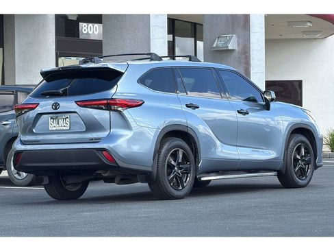 Used 2022 Toyota Highlander LE AWD/4WD image 4