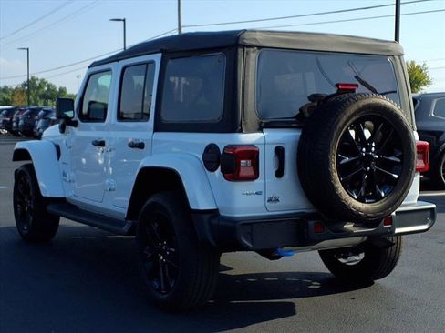 Used 2022 Jeep Wrangler Unlimited Sahara w/ Cold Weather Group image 5