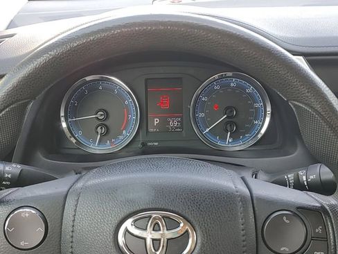 Used 2018 Toyota Corolla LE image 12