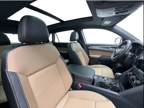 Used 2022 Volkswagen Atlas Cross Sport SE w/ Panoramic Sunroof Package FWD image 31