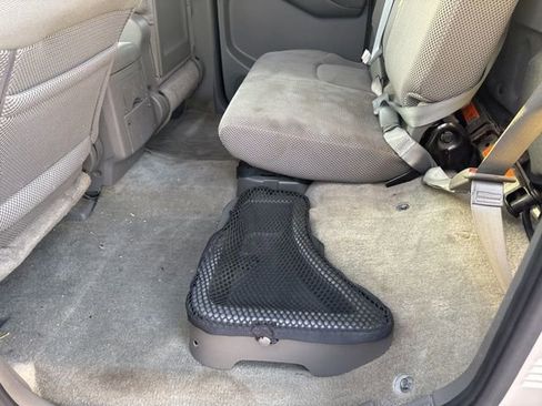 Used 2014 Nissan Frontier SV image 11