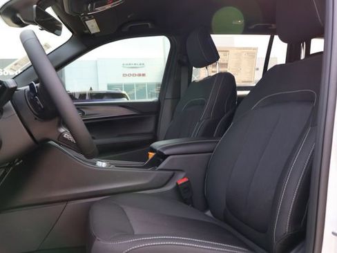 New 2026 Jeep Grand Cherokee Laredo image 9