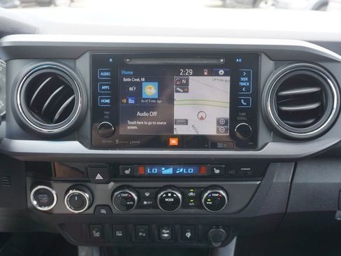 Used 2017 Toyota Tacoma TRD Off-Road AWD/4WD image 12