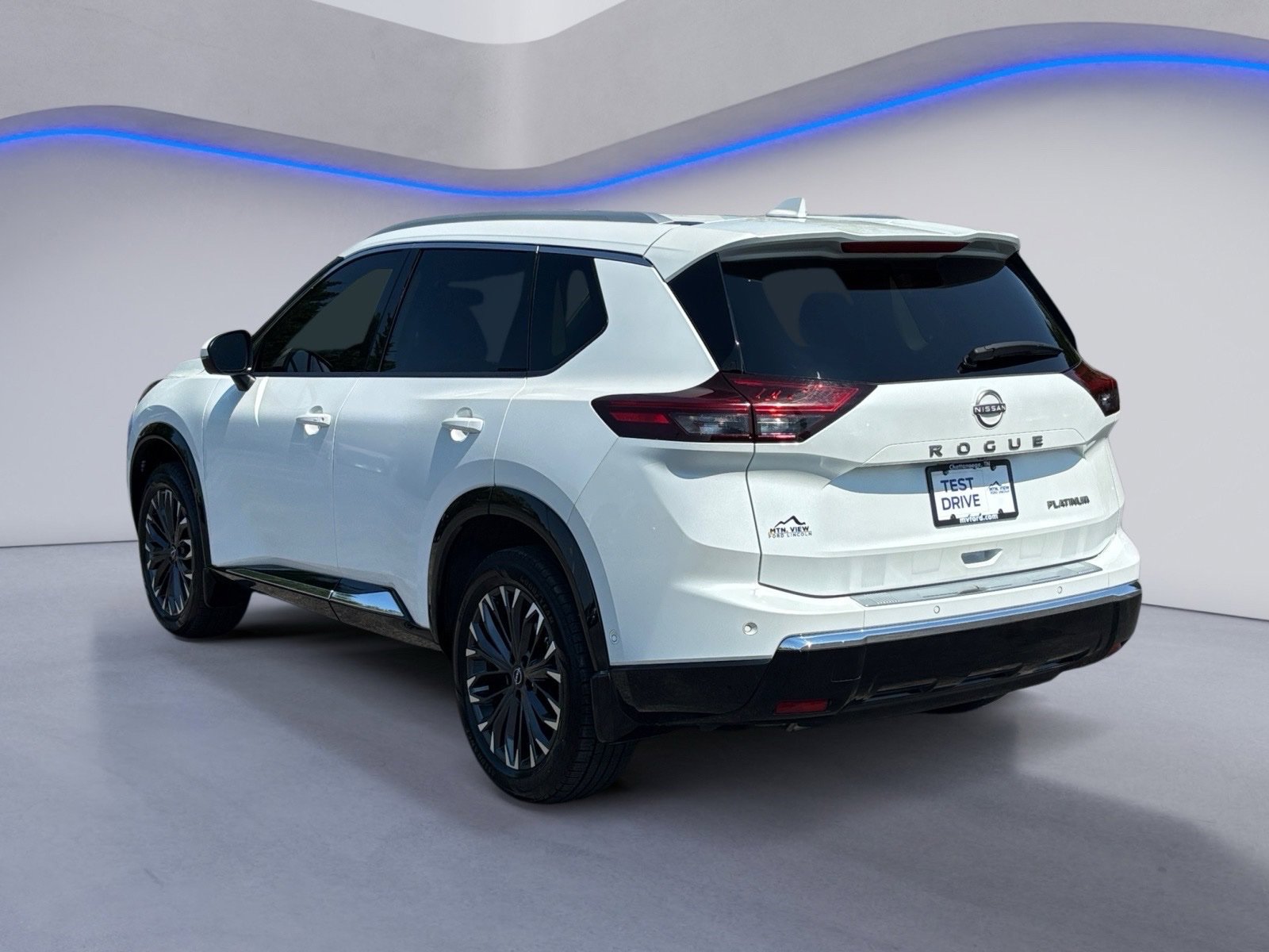 Used 2024 Nissan Rogue Platinum w/ Platinum Premium Package FWD image 3
