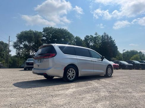 Used 2024 Chrysler Pacifica Touring-L FWD image 7