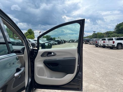 Used 2023 Chrysler Pacifica Touring-L FWD image 40