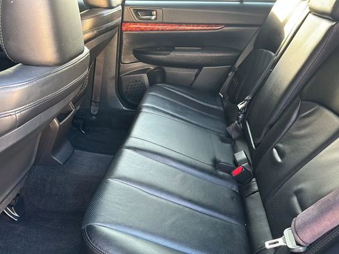 Used 2011 Subaru Outback 2.5i Limited image 8