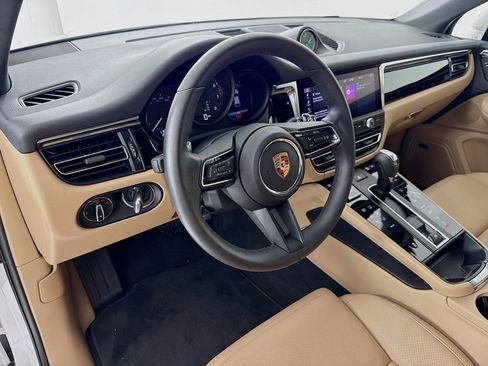 Certified 2025 Porsche Macan AWD/4WD image 4