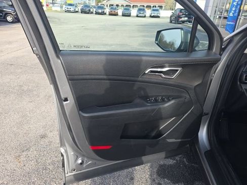 Used 2023 Kia Sportage LX image 11