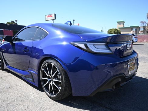 Used 2023 Toyota GR86 RWD image 9