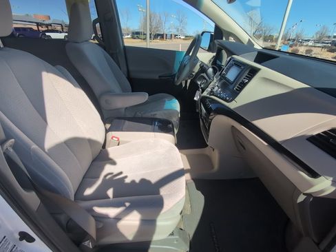 Used 2013 Toyota Sienna LE w/ Towing Pkg AWD/4WD image 31