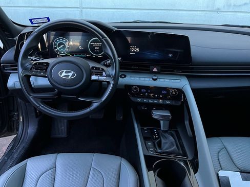 Used 2025 Hyundai Elantra Limited image 12