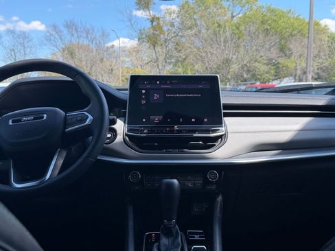 Used 2025 Jeep Compass Limited image 17