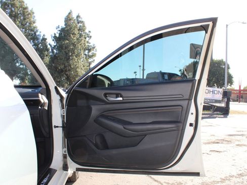 Used 2022 Nissan Altima 2.5 SR w/ Midnight Edition Package image 12