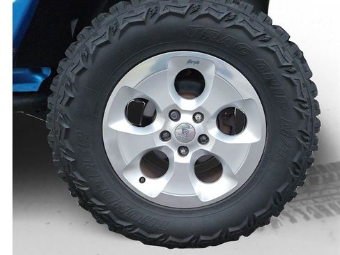 Used 2015 Jeep Wrangler Unlimited Sahara w/ Connectivity Group image 18