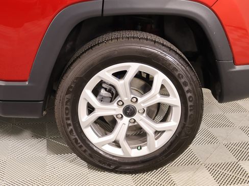 Used 2025 Jeep Compass Latitude AWD/4WD image 17