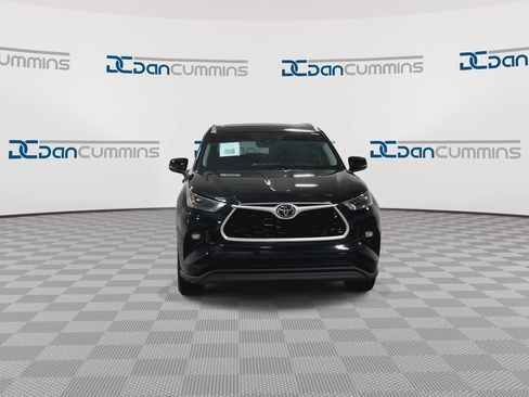 Used 2023 Toyota Highlander XLE AWD/4WD image 3