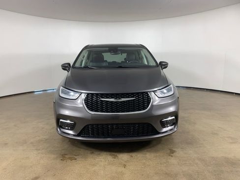 Used 2023 Chrysler Pacifica Touring-L image 3