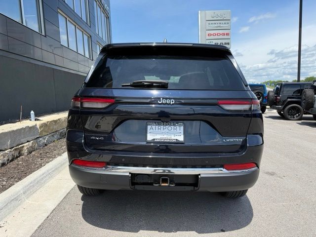 Used 2023 Jeep Grand Cherokee Limited w/ Trailer Tow Prep Group (B) AWD/4WD image 4