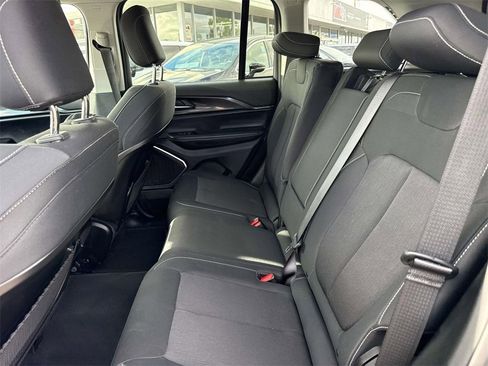 Used 2022 Jeep Grand Cherokee Laredo w/ Luxury Tech Group I image 11