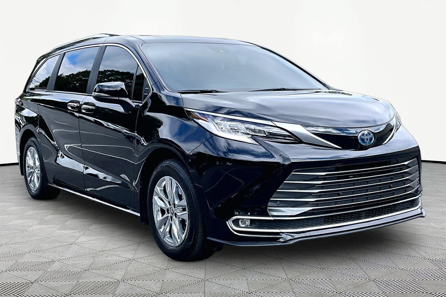 Used 2025 Toyota Sienna Limited FWD image 3