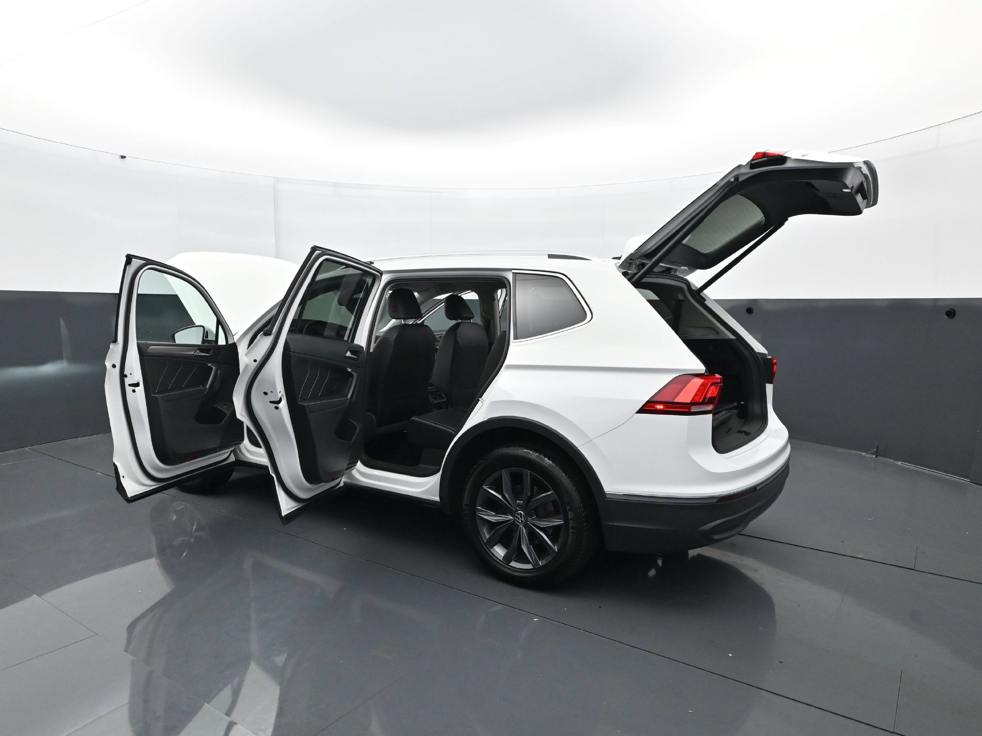 Used 2022 Volkswagen Tiguan SE FWD image 33