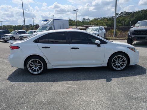 Used 2021 Toyota Corolla LE image 3