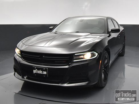 Used 2018 Dodge Charger SXT w/ Blacktop Package RWD image 47