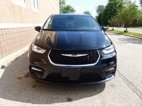 Used 2024 Chrysler Pacifica Touring-L FWD image 5