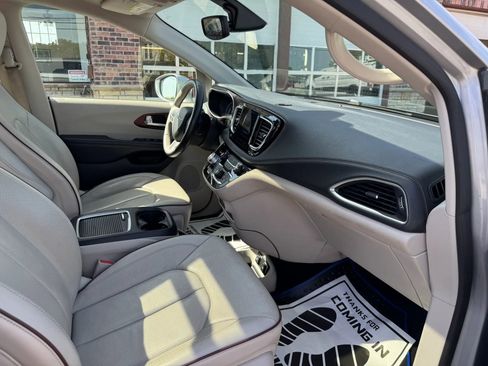 Used 2020 Chrysler Pacifica Limited FWD image 54