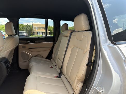 Certified 2025 Jeep Grand Cherokee Limited AWD/4WD image 12