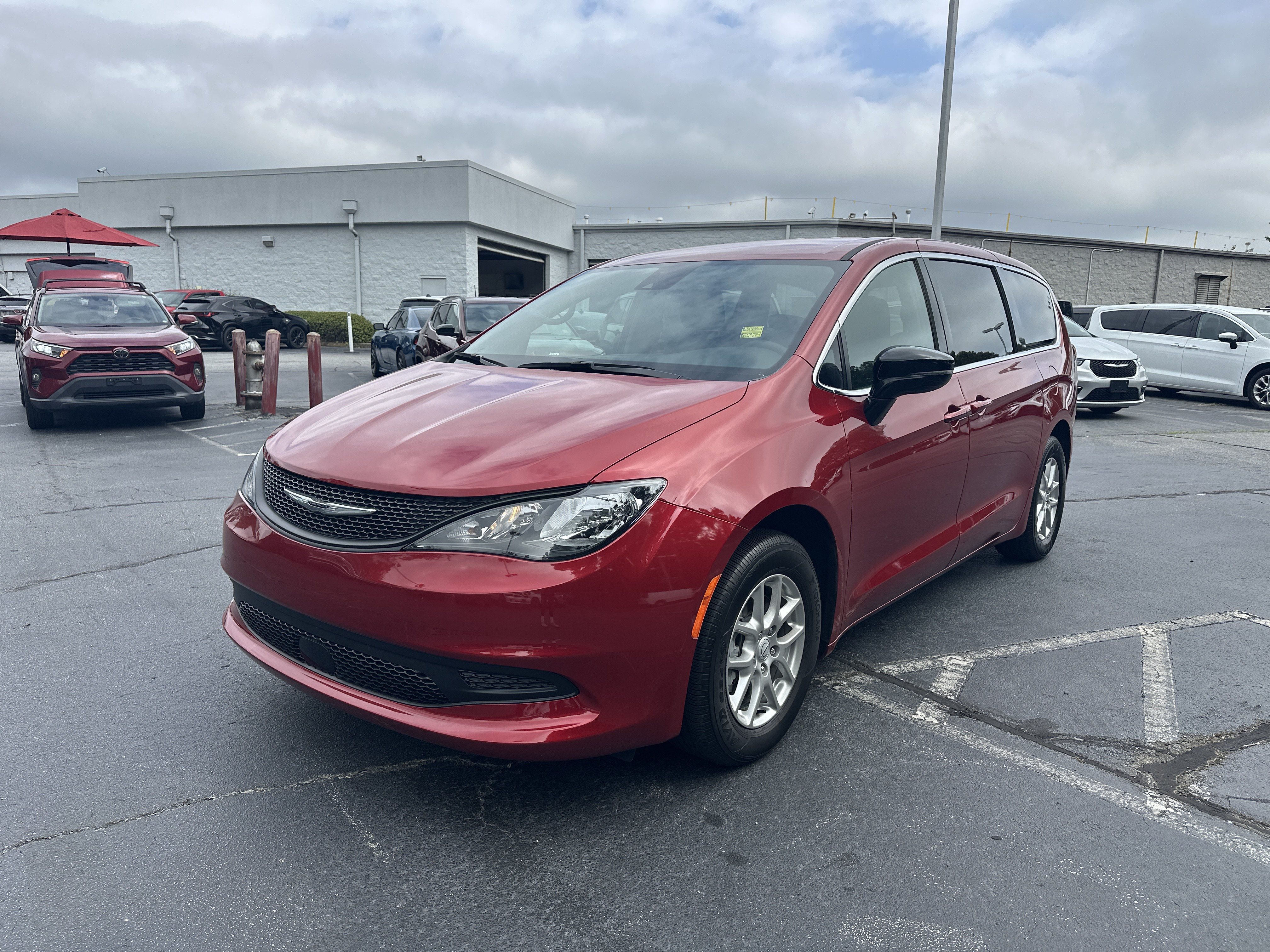 Used 2025 Chrysler Voyager LX FWD image 4