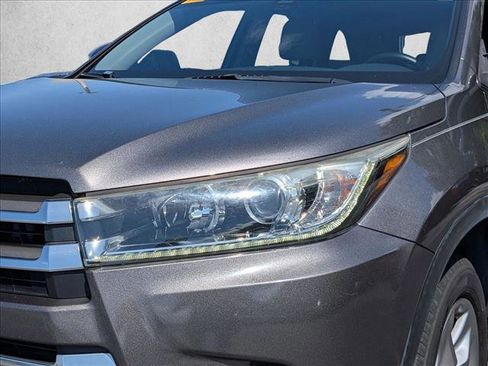 Used 2018 Toyota Highlander Limited FWD image 2