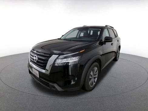 Used 2025 Nissan Pathfinder SV FWD image 3