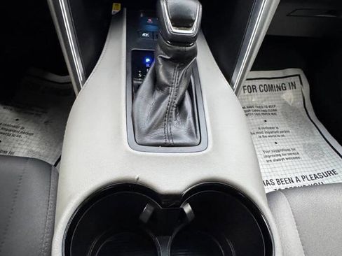 Used 2022 Toyota Venza LE image 11